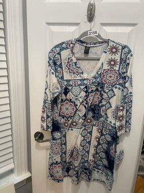 V-Neck Tile-Print Tunic in Navy & White